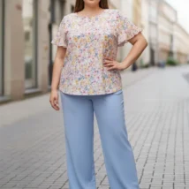 Bluzka damska Aniela, pełny widok z przodu, ukazujący luźny krój i długość bluzki w całości.