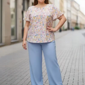 Bluzka damska Aniela, pełny widok z przodu, ukazujący luźny krój i długość bluzki w całości.
