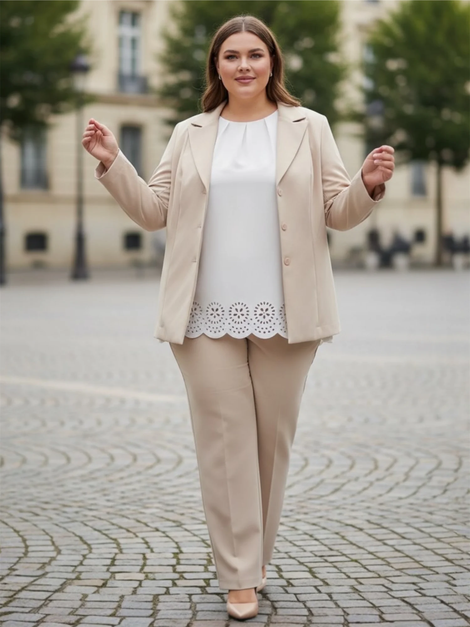 Żakiet Kornelia: ujęcie z przodu, z otwartą marynarką i swobodnym ułożeniem rękawów.