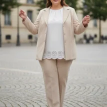 Żakiet Kornelia: ujęcie z przodu, z otwartą marynarką i swobodnym ułożeniem rękawów.