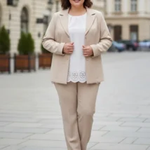 Żakiet Kornelia: widok z przodu, z otwartym żakietem i widocznym kołnierzem z klapami.