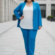 Żakiet Kornelia: widok z przodu, z zapiętym żakietem i podkreślonym prostym dołem.