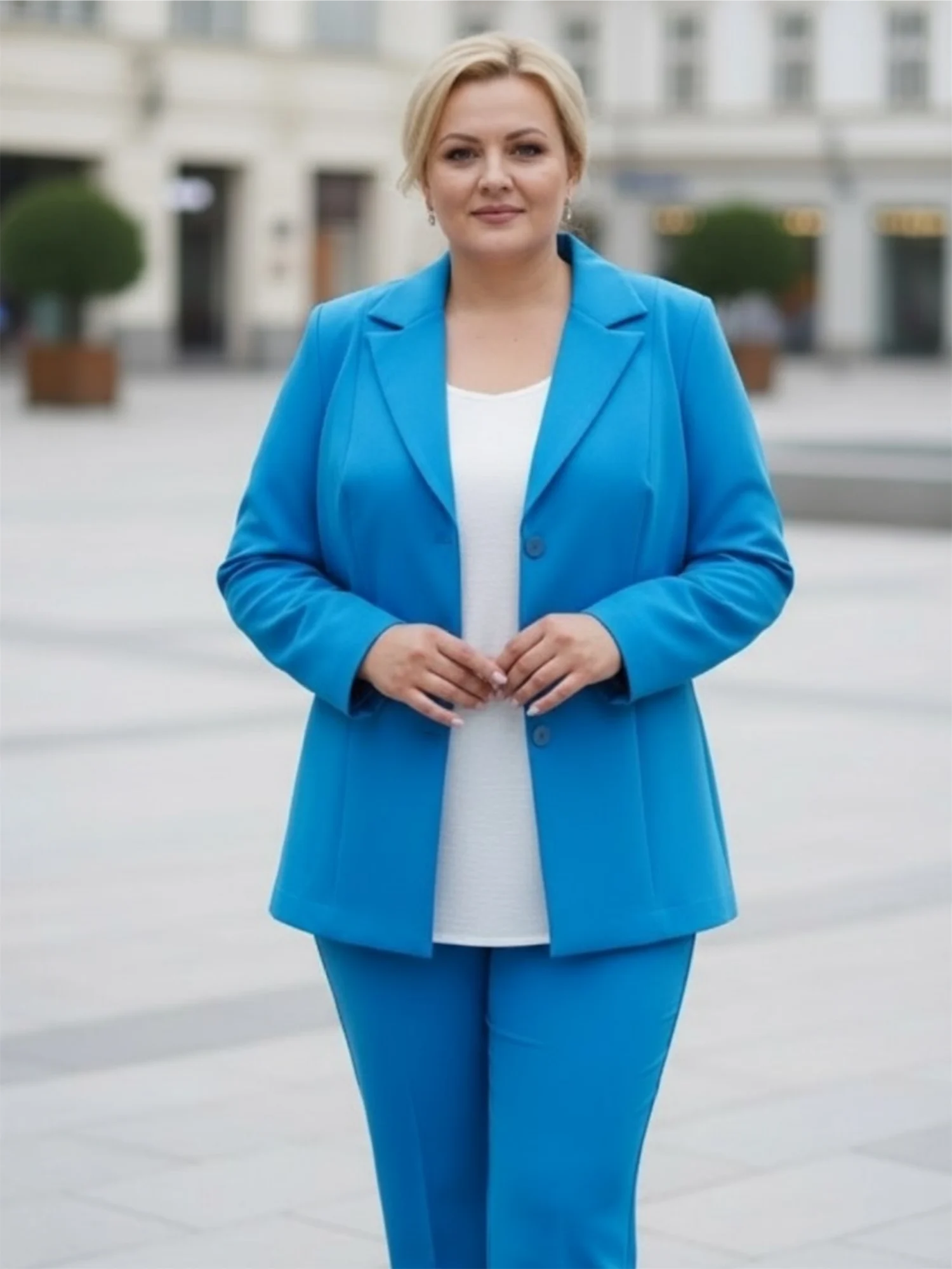 Żakiet Kornelia: zbliżenie na górną część, z otwartym żakietem i detalami kołnierza.