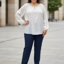 Bluzka Marzena, pełny widok z przodu, prezentujący luźny fason i subtelny wzór na całej długości.