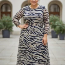 Sukienka damska Janina, ujęcie z przodu, eksponujące rozkloszowany dół i detale rękawów.