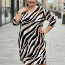 Sukienka damska Klaudia, ujęcie z boku, podkreślające prosty fason i długość do kolan.