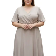 Sukienka damska Amanda, widok z przodu, prezentujący kopertowy dekolt i szerokie rękawy.