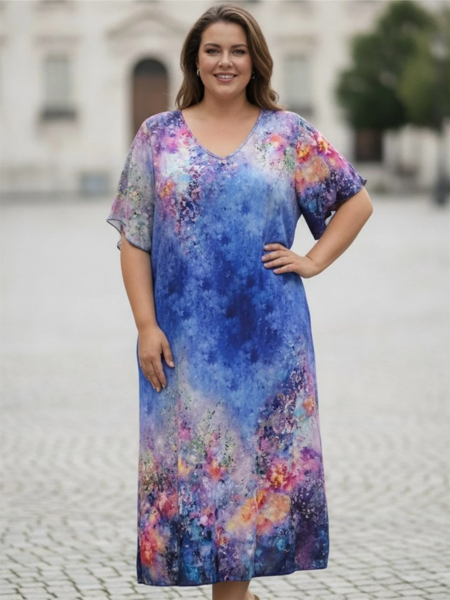 Sukienka damska Frania, widok z przodu, podkreślający wzorzysty nadruk i luźny fason materiału.