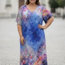 Sukienka damska Frania, widok z przodu, podkreślający wzorzysty nadruk i luźny fason materiału.