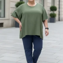 Bluzka damska Daria w kolorze oliwkowym, prezentująca ogólny fason i delikatną fakturę tkaniny.
