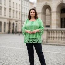 bluzka-rozkloszowana-azurowa-z-falbana-plus-size-zielona