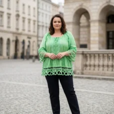 bluzka-rozkloszowana-azurowa-z-falbana-plus-size-zielona