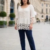 bluzka-rozkloszowana-azurowa-z-falbana-plus-size-beżowa