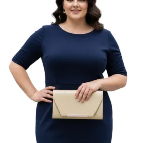 Torebka z cyrkoniami: elegancka torebka trzymana w dłoni, widoczna z przodu, z ozdobnym elementem.