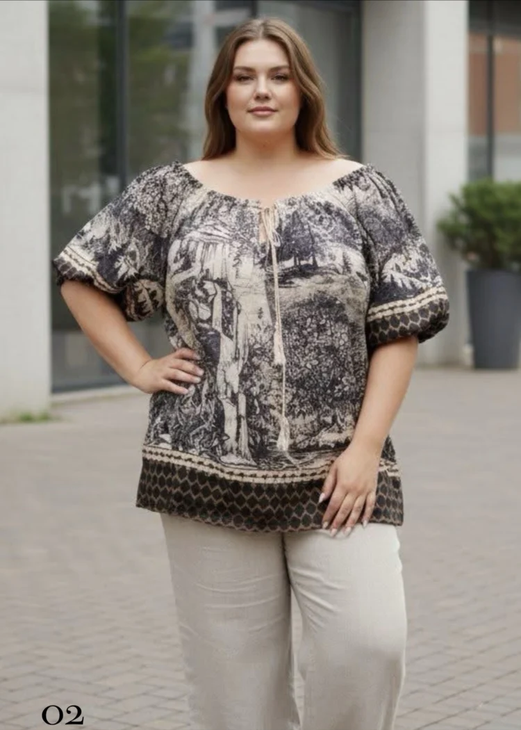Bluzka damska Nadia, pełny przód, beżowa z czarnym wzorem, ukazująca luźny fason i długość.