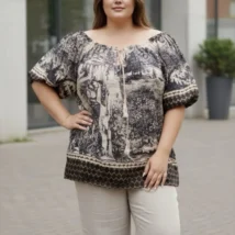 Bluzka damska Nadia, pełny przód, beżowa z czarnym wzorem, ukazująca luźny fason i długość.
