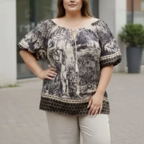 Bluzka damska Nadia, pełny przód, beżowa z czarnym wzorem, ukazująca luźny fason i długość.