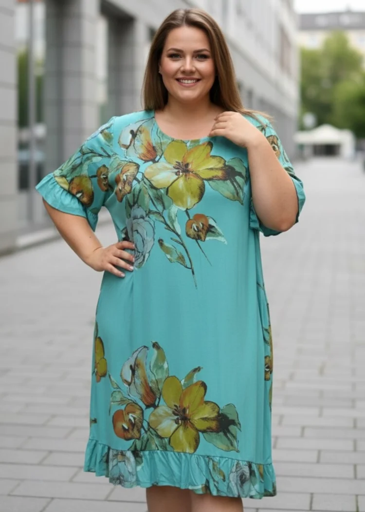 Sukienka damska Amina, widok z przodu, podkreślający swobodny krój i detal falbanki na rękawie.