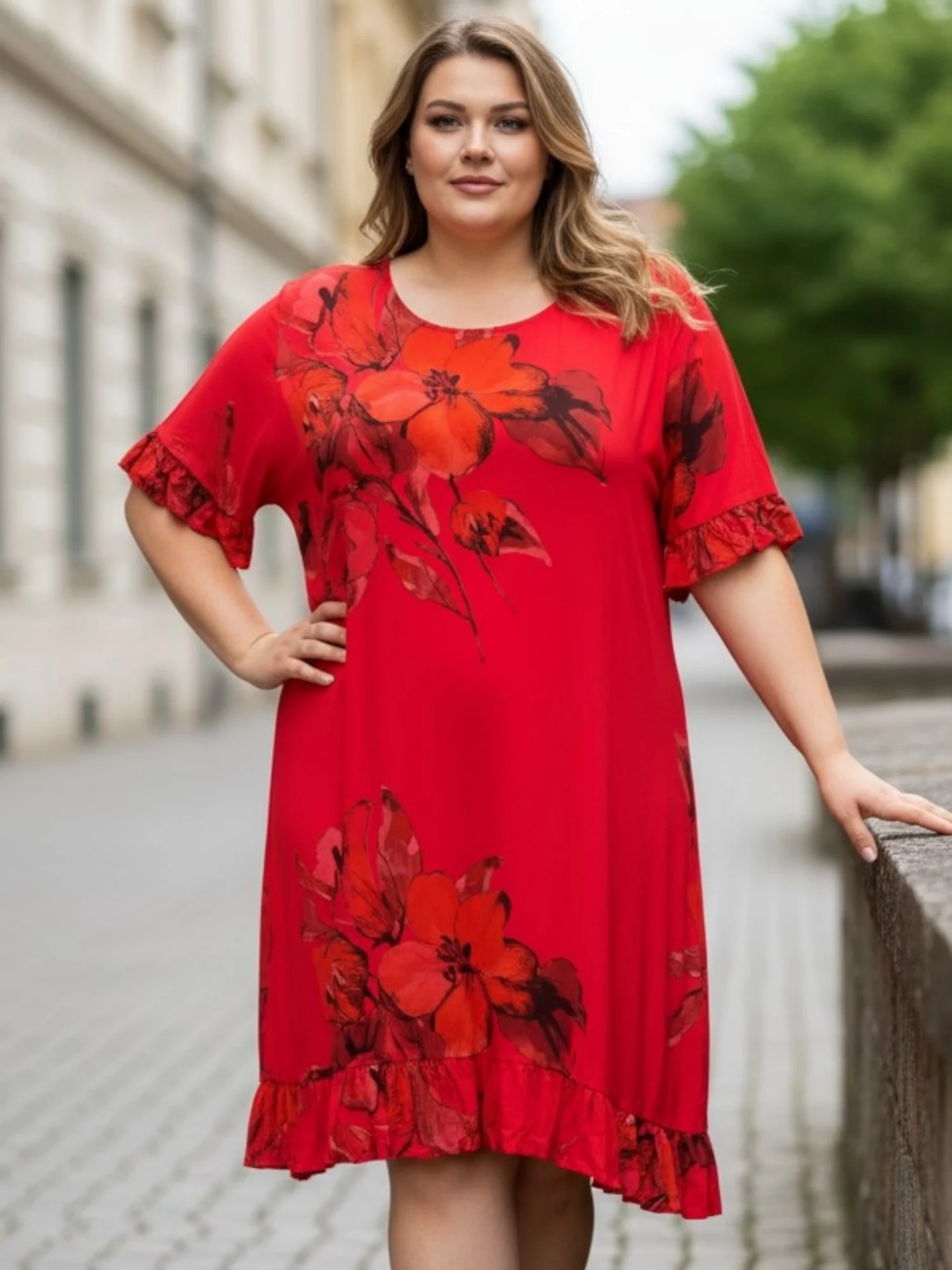 Sukienka damska Amina, ujęcie z przodu, ukazujące wyrazisty kwiatowy deseń i falbankę u dołu.