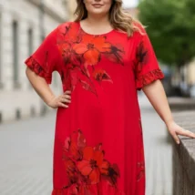 Sukienka damska Amina, ujęcie z przodu, ukazujące wyrazisty kwiatowy deseń i falbankę u dołu.