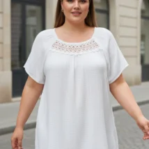 Bluzka damska Roma: ujęcie z przodu, prezentujące białą bluzkę i jej luźny krój z marszczeniami.
