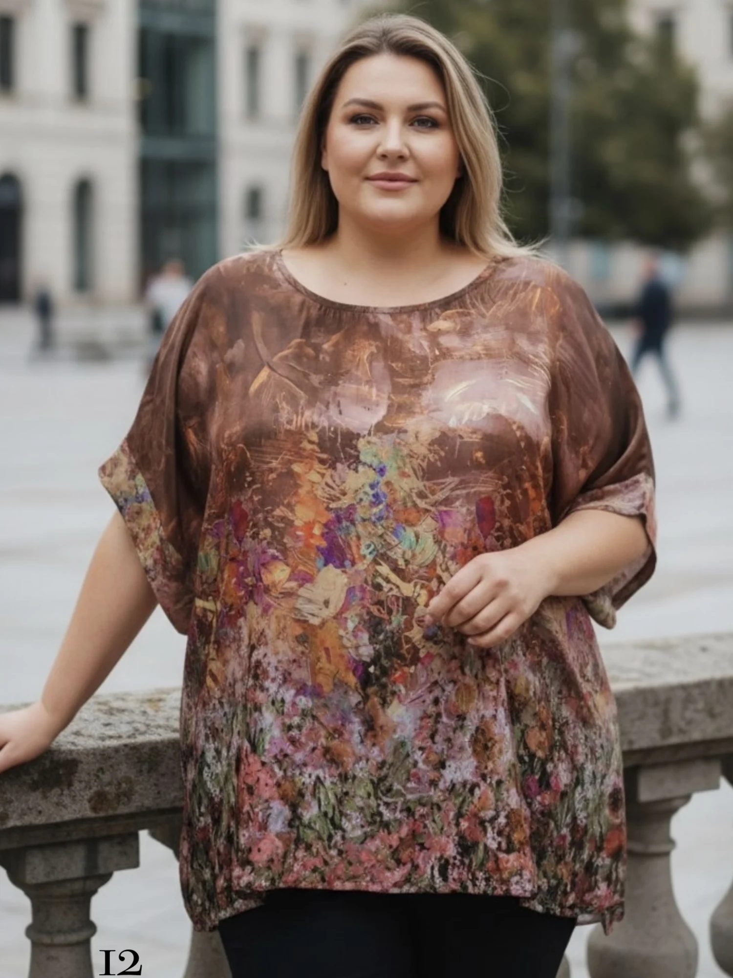 Bluzka Klaudia, przód, dekolt w serek, z barwnym, abstrakcyjnym wzorem kwiatowym na beżowym tle. - ujęcie 12
