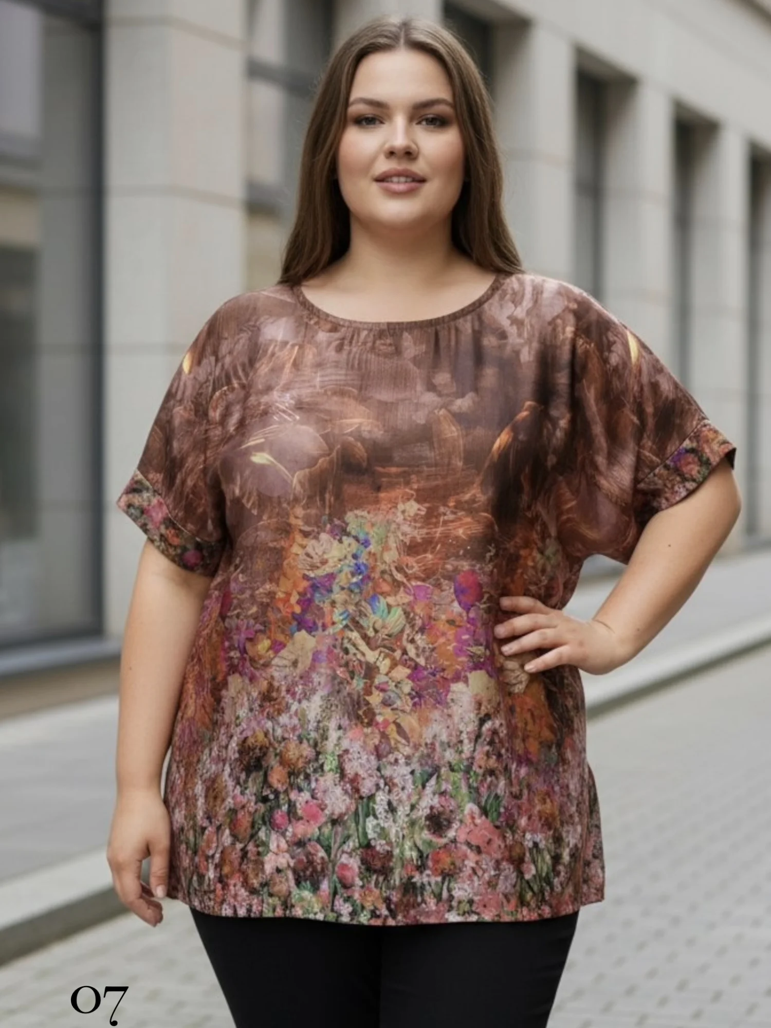 Bluzka Klaudia, przód, brązowe tło z subtelnym wzorem, ukazująca swobodny krój.