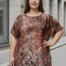 Bluzka Klaudia, przód, brązowe tło z subtelnym wzorem, ukazująca swobodny krój.