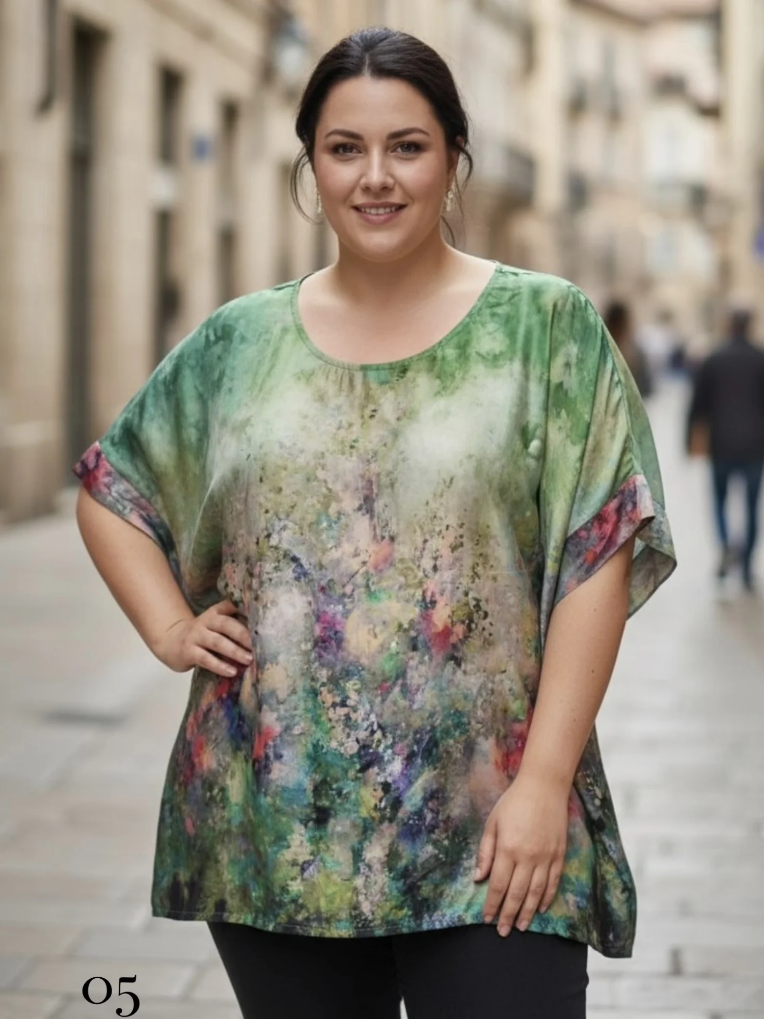 Bluzka Klaudia, przód, zieleń dominująca w tle, z abstrakcyjnym, kolorowym wzorem.