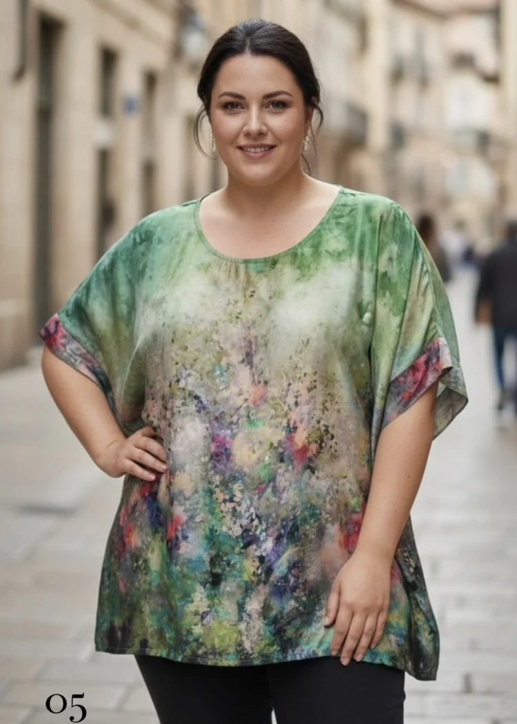 Bluzka Klaudia, przód, zieleń dominująca w tle, z abstrakcyjnym, kolorowym wzorem.