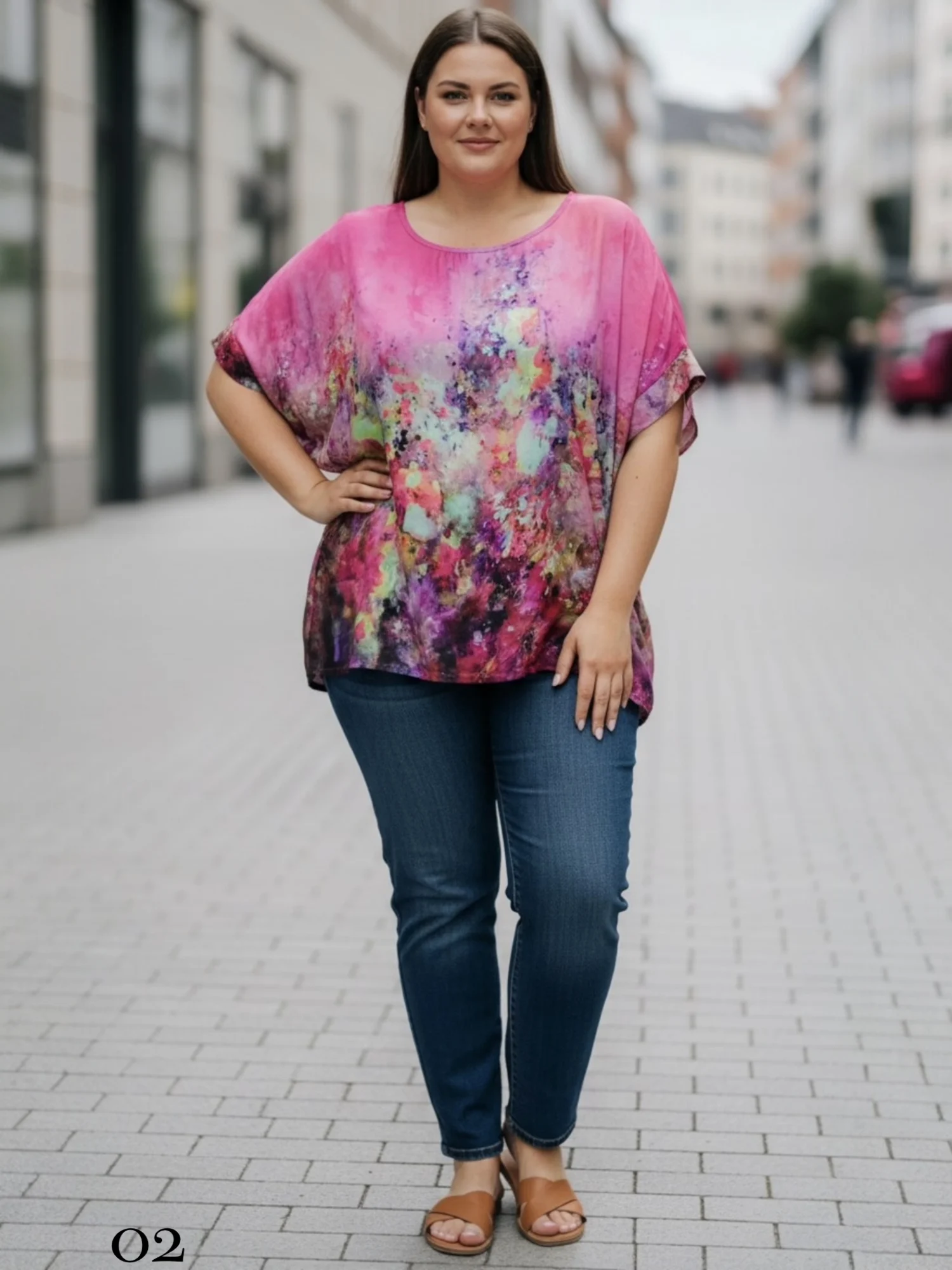 Bluzka Klaudia, pełna sylwetka, przód, z dominującym różowym tłem i kolorowym wzorem.