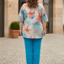 Bluzka damska Janina, widok z tyłu, ukazujący swobodny krój i szerokie rękawy.