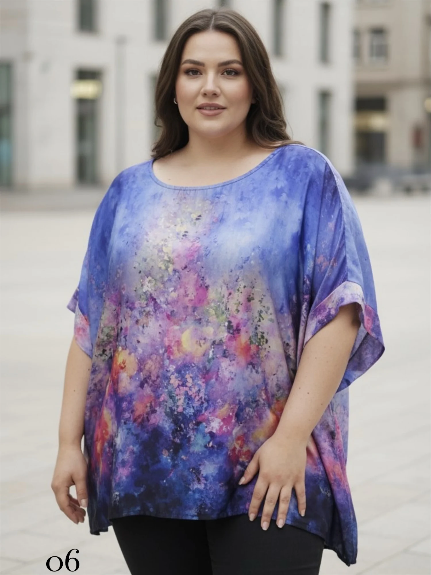 Bluzka Klaudia, przód, z niebieskim tłem i intensywnym, wielobarwnym motywem.