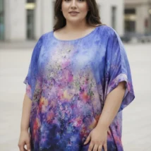 Bluzka Klaudia, przód, z niebieskim tłem i intensywnym, wielobarwnym motywem.