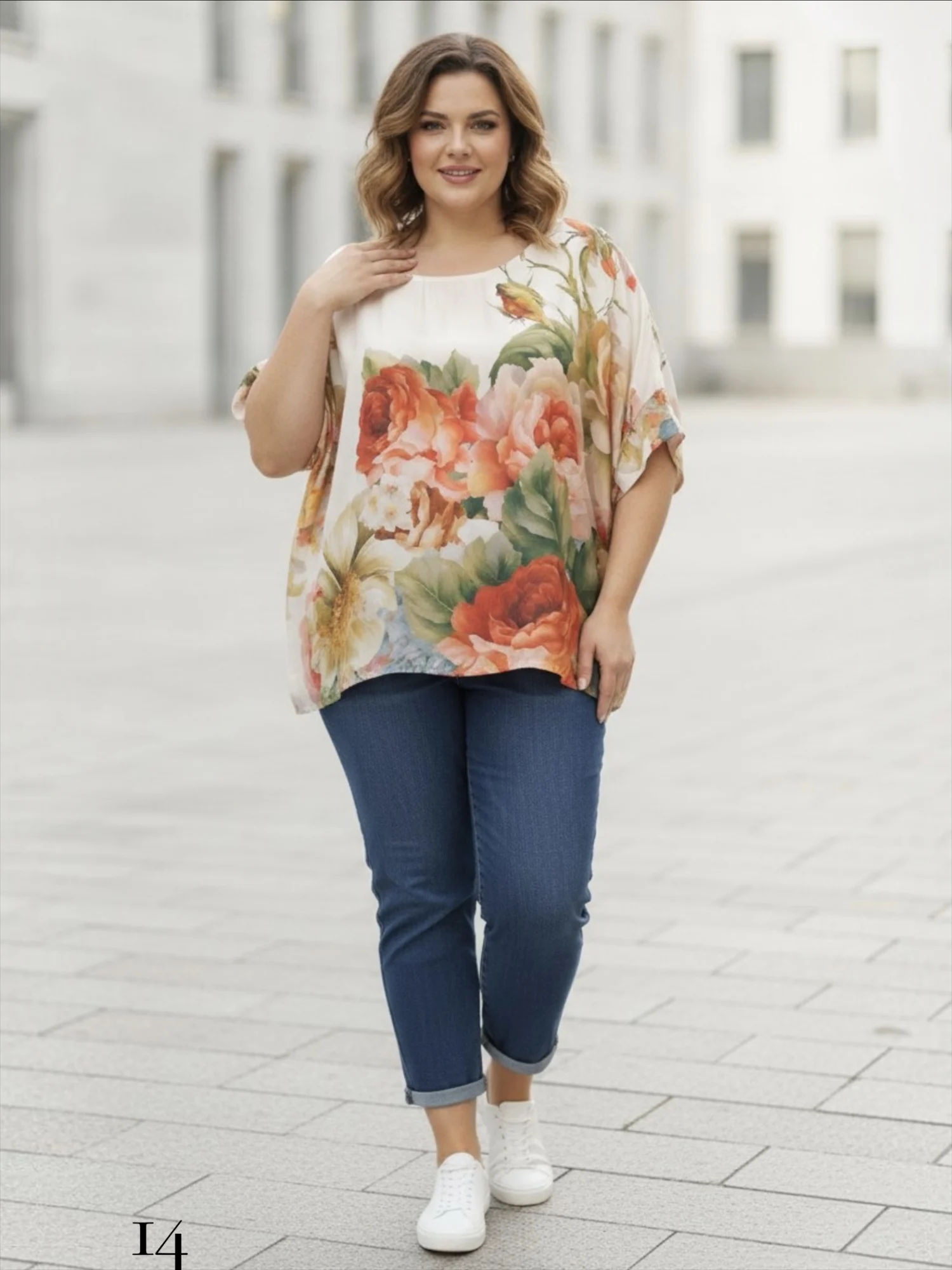 Bluzka Klaudia, przód, dekolt w serek, z barwnym, abstrakcyjnym wzorem kwiatowym na beżowym tle. - ujęcie 14