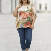 Bluzka Klaudia, przód, dekolt w serek, z barwnym, abstrakcyjnym wzorem kwiatowym na beżowym tle. - ujęcie 14