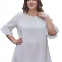 Bluzka Kinga, ujęcie z przodu, prezentujące okrągły dekolt i falbanki na rękawach.
