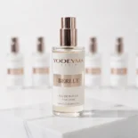 Perfumy Yodeyma Berlue, butelka widziana z przodu, z wyraźną etykietą i miedzianą nakrętką.
