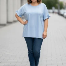 Bluzka damska Agata, ujęcie całej sylwetki z przodu, prezentujące luźny krój i długość tunikową.