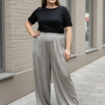 Spodnie damskie Ewelina, ujęcie z przodu, prezentujące elegancki charakter szerokich nogawek.