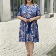 Sukienka damska Pamela w ujęciu całej sylwetki, z rozkloszowanym dołem i wzorem przypominającym pióra w