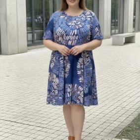 Sukienka damska Pamela w ujęciu całej sylwetki, z rozkloszowanym dołem i wzorem przypominającym pióra w