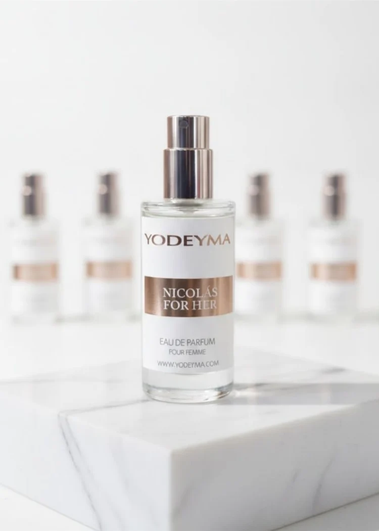 Perfumy Yodeyma Nicolás For Her, ujęcie frontalne butelki z wyraźną etykietą i srebrnym atomizerem.