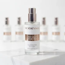 Perfumy Yodeyma Nicolás For Her, ujęcie frontalne butelki z wyraźną etykietą i srebrnym atomizerem.