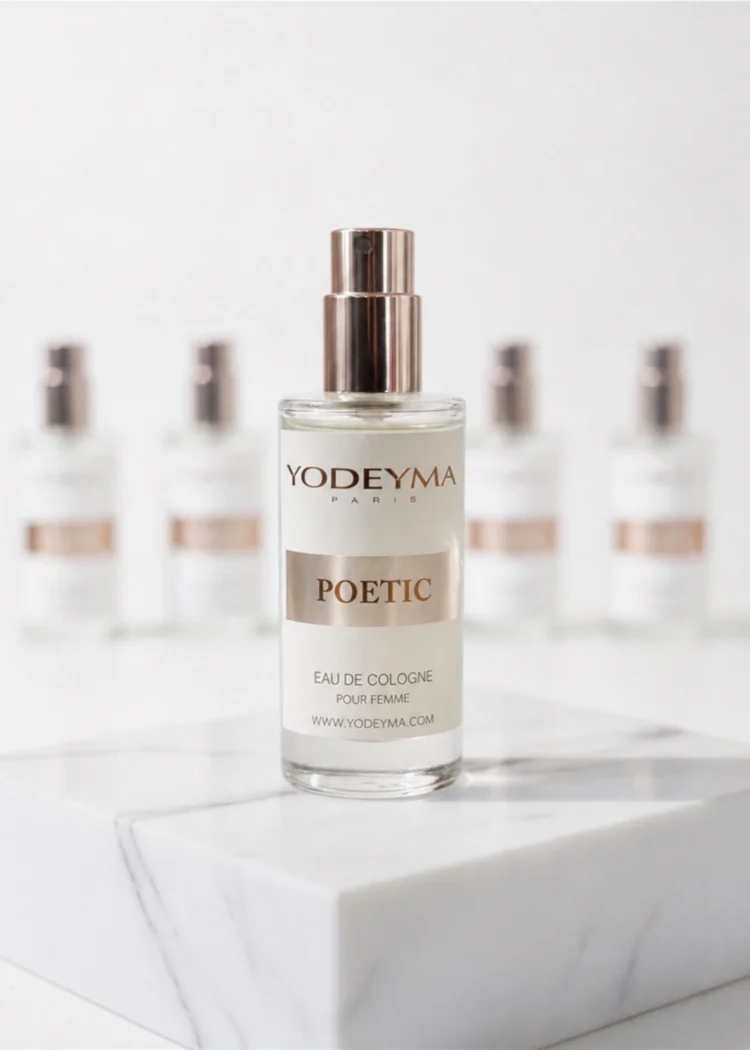 Perfumy Yodeyma Poetic, widok frontalny butelki z białą etykietą i miedzianą nakrętką na marmurowym bloku.