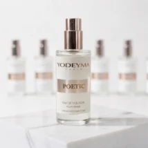 Perfumy Yodeyma Poetic, widok frontalny butelki z białą etykietą i miedzianą nakrętką na marmurowym bloku.