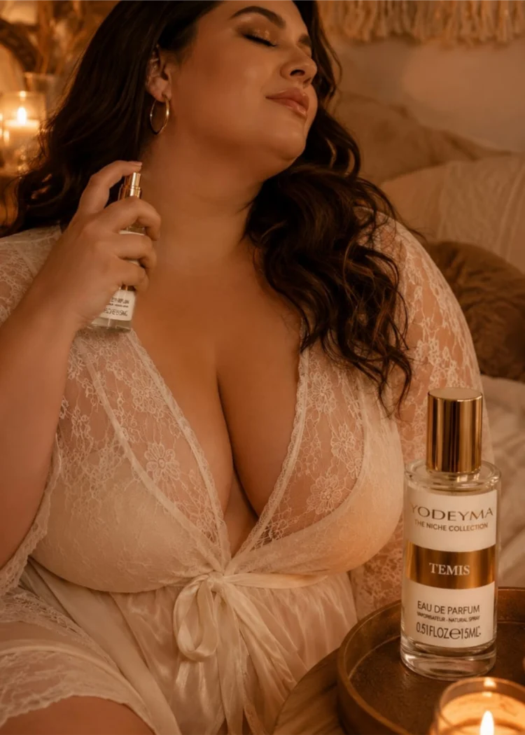 Perfumy Yodeyma Temis, butelka 15 ml na złotej tacy, widoczna złota nakrętka i etykieta.
