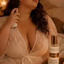 Perfumy Yodeyma Temis, butelka 15 ml na złotej tacy, widoczna złota nakrętka i etykieta.
