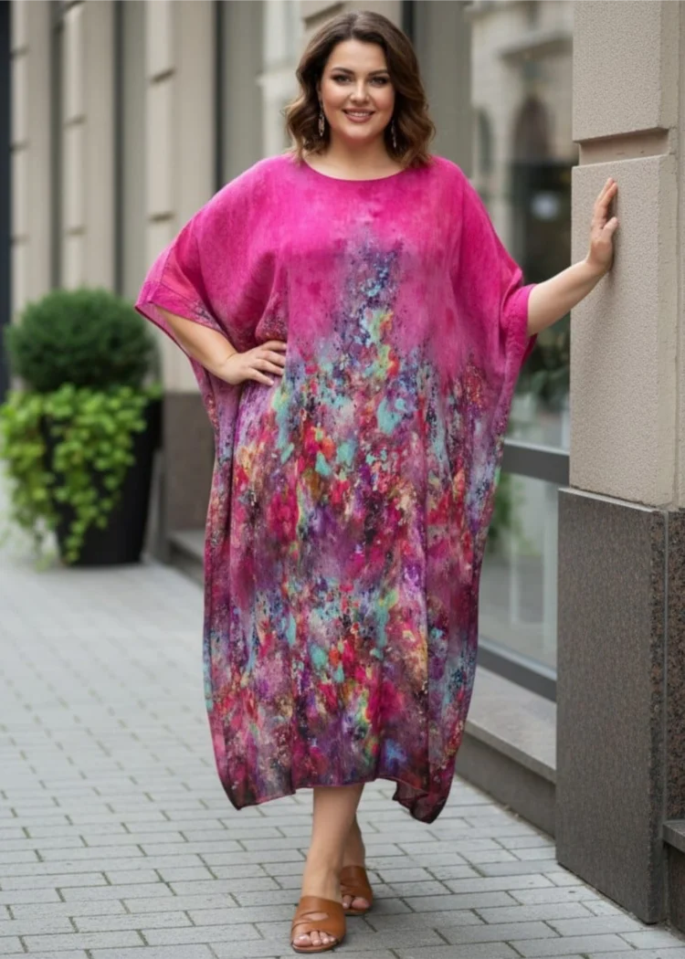 Sukienka damska Marzena. Ujęcie z przodu, ukazujące swobodny krój i barwny wzór w jaśniejszej tonacji.