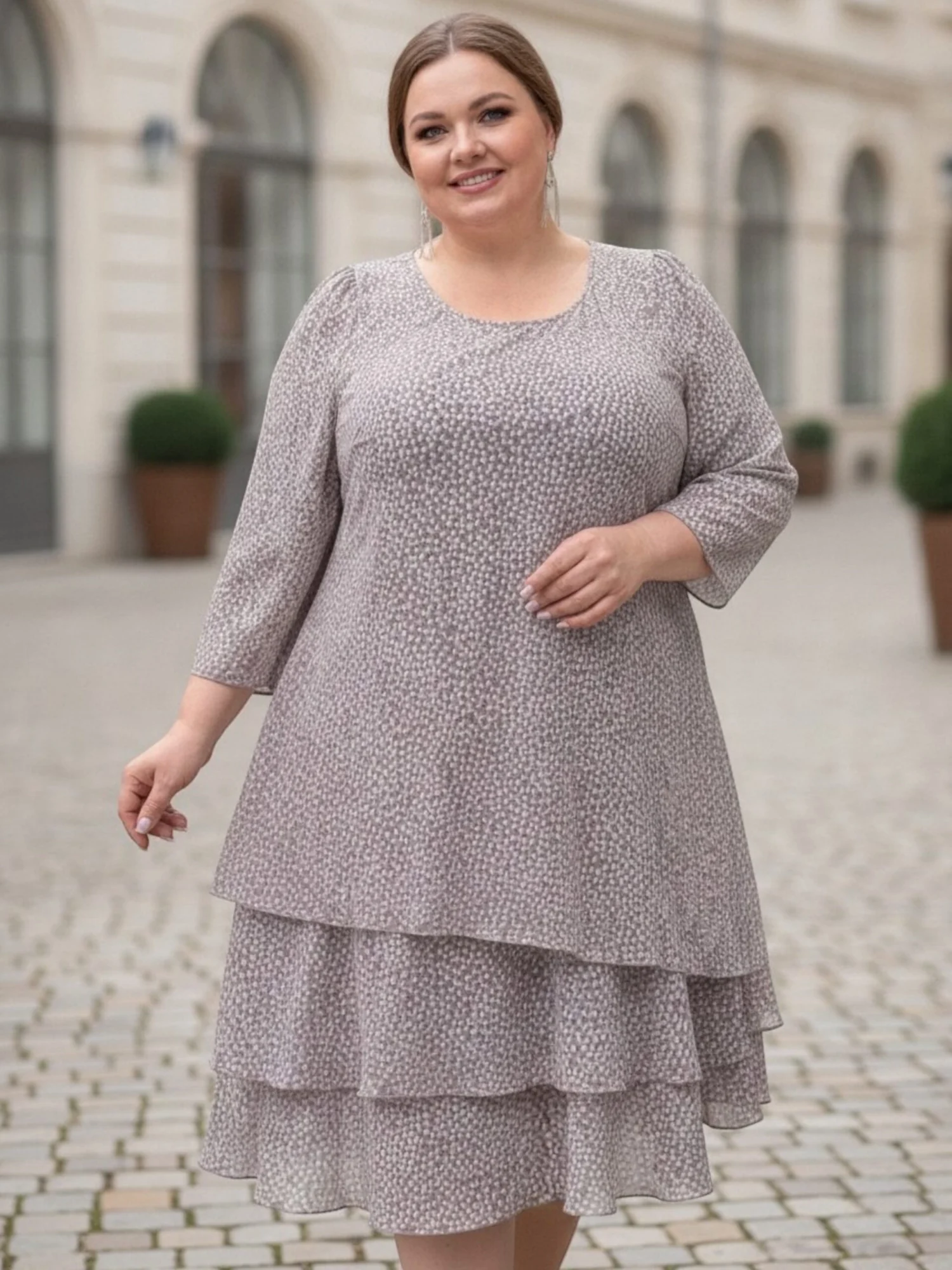 Sukienka damska Maria z przodu, prezentująca delikatny wzór i układ trzech falban.